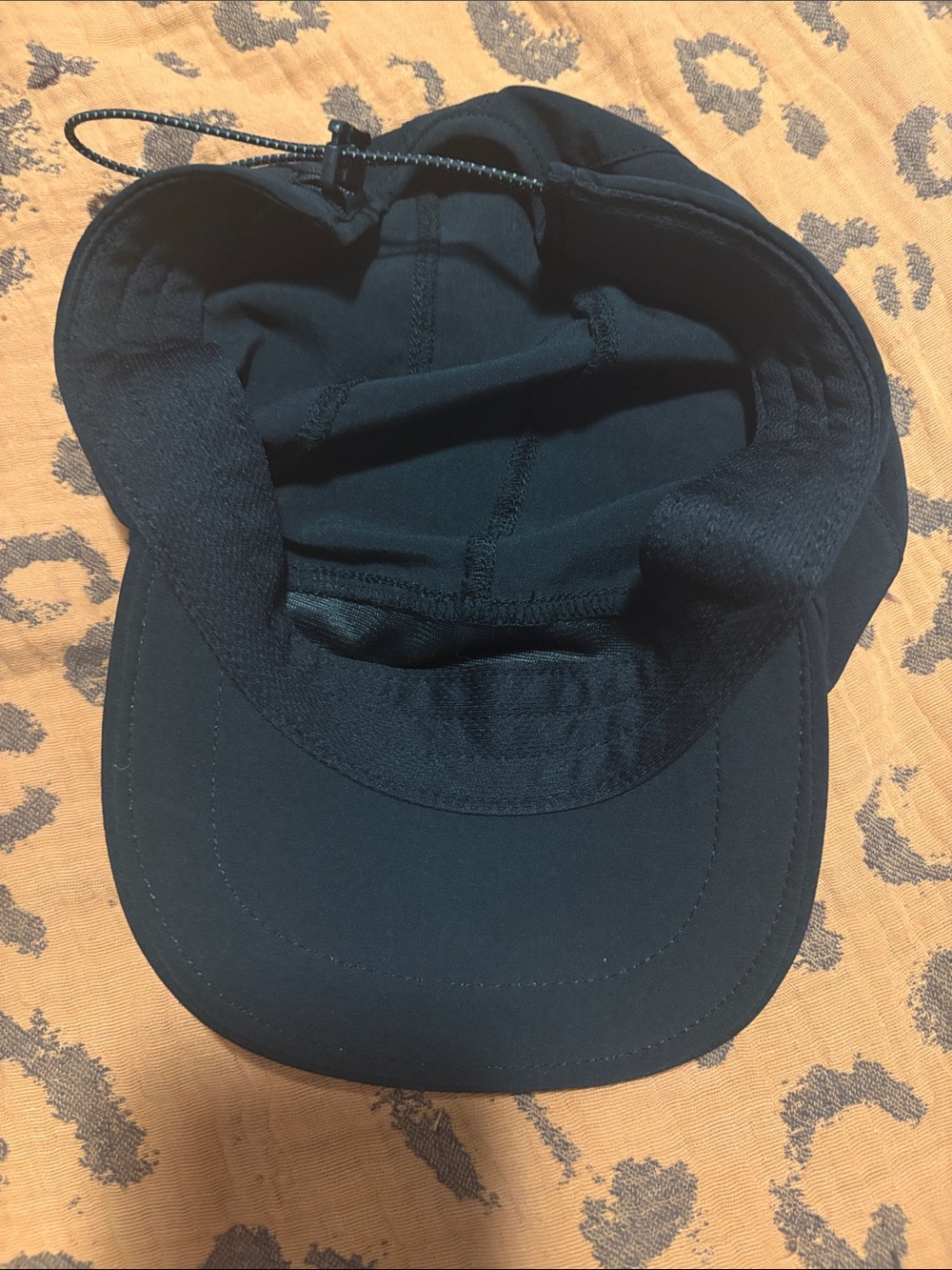 Janji running hat with bungee back - Picture 6 of 6
